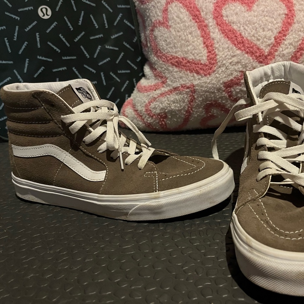 Men’s size 8.5 Vans High Top like new